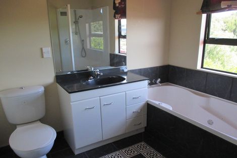 Photo of property in 35 Ruapehu Drive, Fitzherbert, Palmerston North, 4410