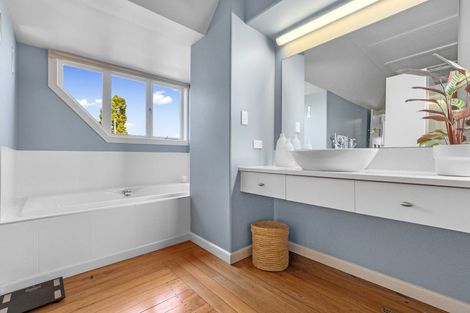 Photo of property in 247 Devonport Road, Tauranga, 3110