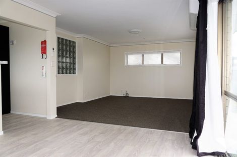 Photo of property in 1/79 Knights Road, Rothesay Bay, Auckland, 0630