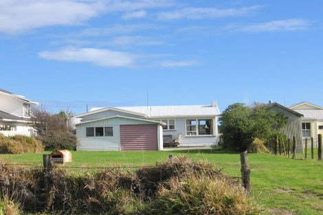 Photo of property in 10 Rosvall Place, Foxton Beach, Foxton, 4815