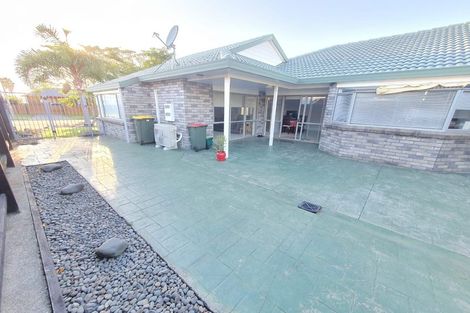 Photo of property in 17 Gardone Terrace, Conifer Grove, Takanini, 2112