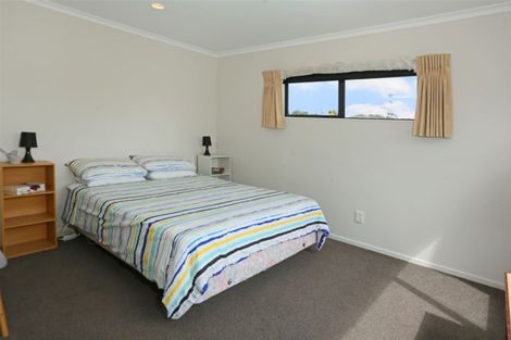 Photo of property in 17 Reybert Place, Massey, Auckland, 0614