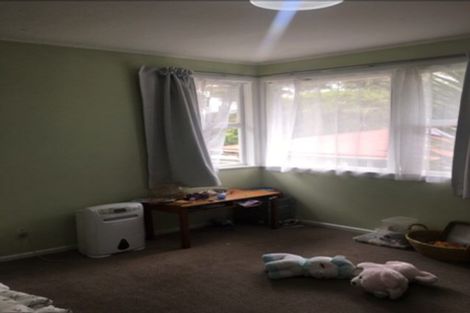 Photo of property in 8 Thuja Street, Green Bay, Auckland, 0604