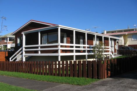 Photo of property in 1/6 Braebank Lane, Te Atatu South, Auckland, 0610