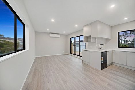 Photo of property in 13c Windermere Crescent, Blockhouse Bay, Auckland, 0600