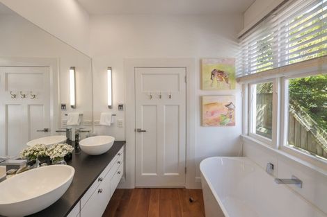 Photo of property in 19 Lower North Terrace, Kelburn, Wellington, 6012