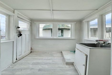 Photo of property in 17 East Street, Petone, Lower Hutt, 5012