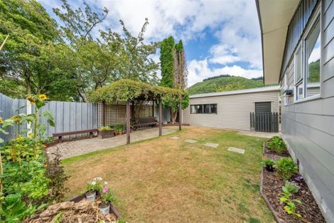 Photo of property in 22 Gemstone Drive, Birchville, Upper Hutt, 5018