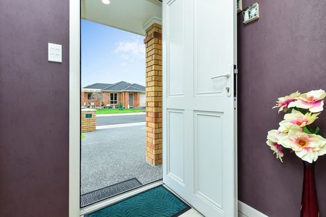 Photo of property in 14 Sovereign Isle Lane, Rototuna, Hamilton, 3210