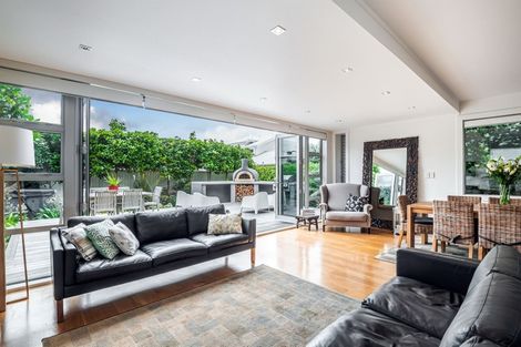 Photo of property in 5 Holiday Road, Milford, Auckland, 0620