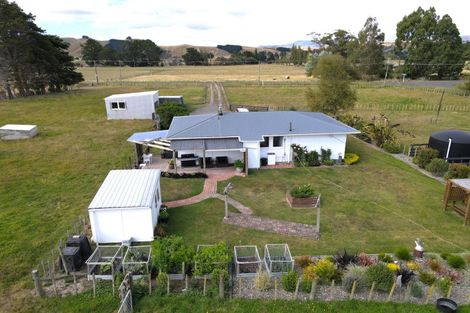 Photo of property in 881 Cowper Road, Dannevirke, 4976