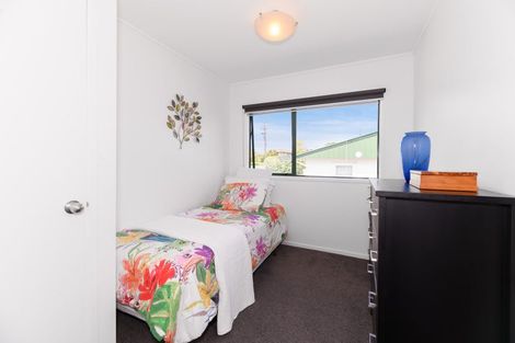 Photo of property in 2b Porter Avenue, Te Atatu South, Auckland, 0610