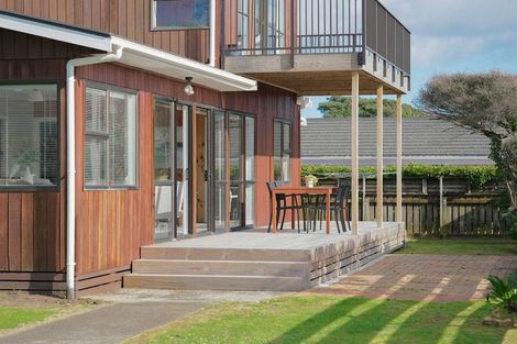 Photo of property in 26 Reeves Street, Waikanae Beach, Waikanae, 5036