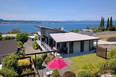 Photo of property in 18 Wakeman Road, Acacia Bay, Taupo, 3330