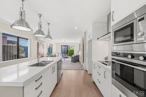 Photo of property in 15 Te Kaeaea Crescent, Wallaceville, Upper Hutt, 5018