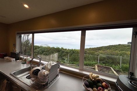 Photo of property in 24 Dress Circle, Newlands, Wellington, 6037