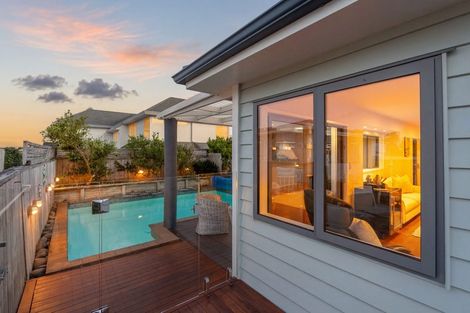 Photo of property in 1/66 Browns Bay Road, Rothesay Bay, Auckland, 0630