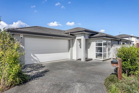Photo of property in 10 Reno Way, Flat Bush, Auckland, 2016