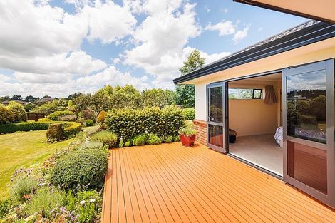 Photo of property in 16 Sycamore Crescent, Fitzherbert, Palmerston North, 4410