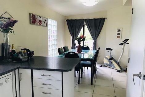 Photo of property in 2/2 Deverell Place, Northcross, Auckland, 0632