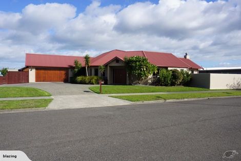 Photo of property in 15 Johnstone Drive, Fitzherbert, Palmerston North, 4410