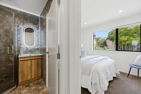 Photo of property in 4/19 Trias Road, Totara Vale, Auckland, 0629