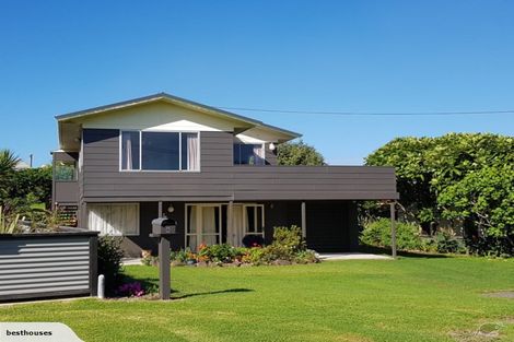 Photo of property in 28 Ripiro Drive, Baylys Beach, Dargaville, 0377