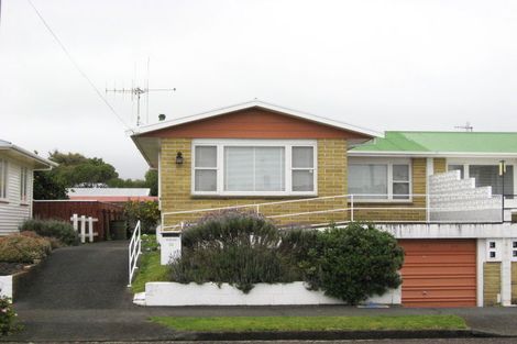 Photo of property in 10 Karaka Crescent, Levin, 5510