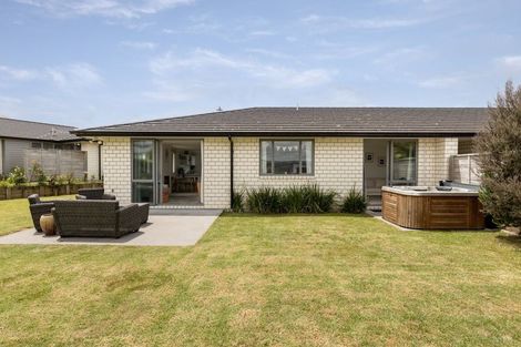 Photo of property in Waterview Estate, 8/4 Greystone Place, Omokoroa, 3114