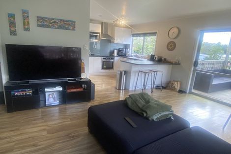 Photo of property in 2/247 Wairau Road, Totara Vale, Auckland, 0627