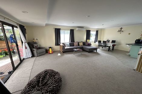 Photo of property in 1/98 Manhattan Heights, Glendene, Auckland, 0602