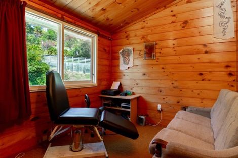 Photo of property in 19 Broadway, Picton, 7220