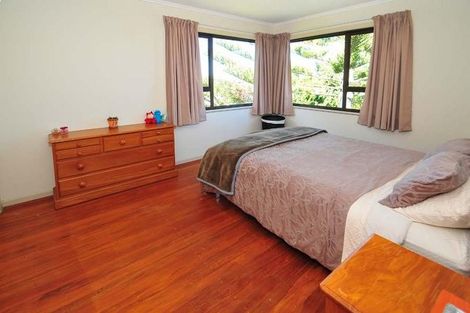 Photo of property in 65 Totaravale Drive, Totara Vale, Auckland, 0629