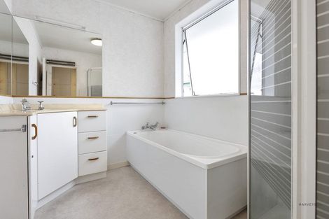 Photo of property in 37 Beaubank Road, Kelston, Auckland, 0602