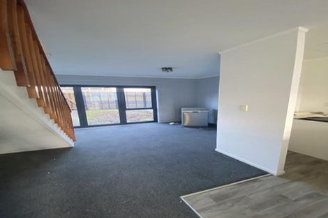 Photo of property in 2/3 John Jennings Drive, Oteha, Auckland, 0632