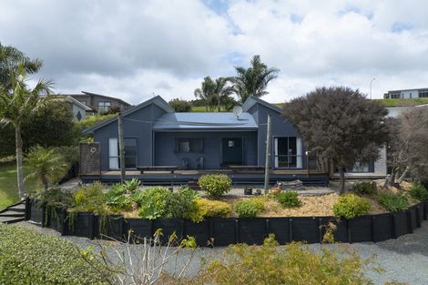 Photo of property in 9 Dudley Crescent, Cable Bay, 0420