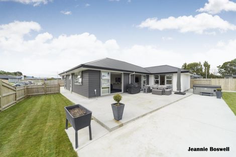 Photo of property in 14 Freedom Drive, Kelvin Grove, Palmerston North, 4414