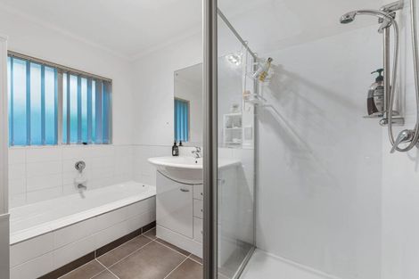 Photo of property in 16 Fernloche Place, Flat Bush, Auckland, 2016
