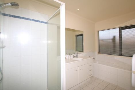 Photo of property in 40 Semillon Avenue, Henderson, Auckland, 0612