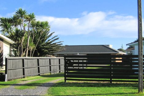 Photo of property in 71 Ngapaki Street, Waikanae Beach, Waikanae, 5036