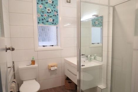 Photo of property in Devonport Apartments, 3/127 Saint Aubyn Street, New Plymouth, 4310