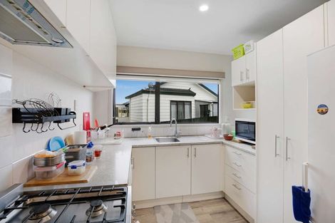 Photo of property in 2/10 Kirklow Place, Goodwood Heights, Auckland, 2105