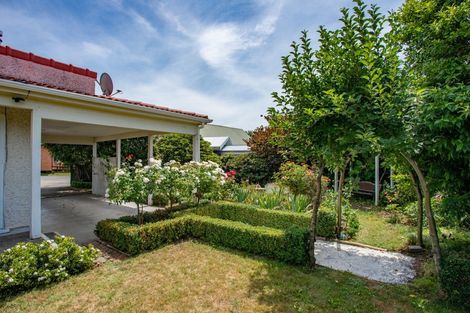 Photo of property in 20 Deakin Place, Clive, 4102