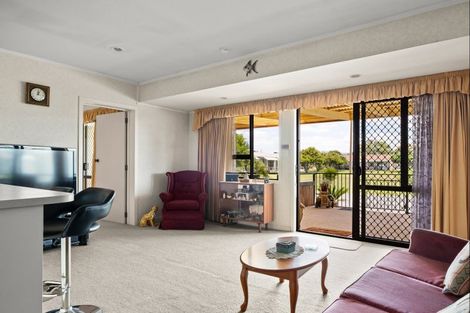 Photo of property in Orange Grove Flats, 2/549 Childers Road, Te Hapara, Gisborne, 4010