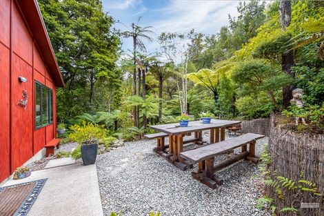 Photo of property in 2 Lowry Heights, Stokes Valley, Lower Hutt, 5019