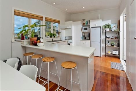 Photo of property in 1/160 East Coast Road, Forrest Hill, Auckland, 0620