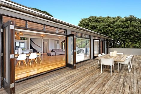 Photo of property in 87 Marine Parade North, Piha, 0772