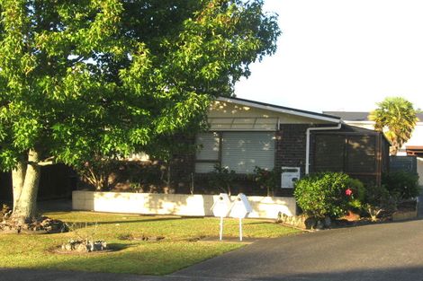 Photo of property in 2/8 Mannering Place, Hillcrest, Auckland, 0627