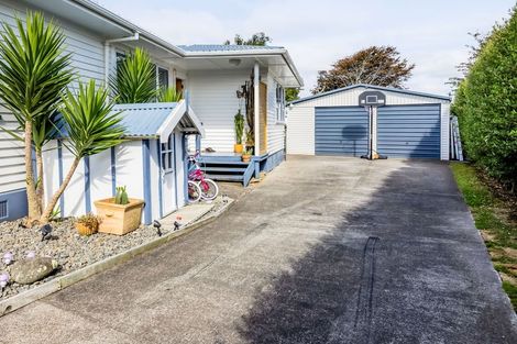 Photo of property in 15 Bone Crescent, Hawera, 4610