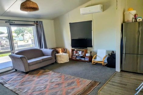 Photo of property in 10 Karaka Street, Castlecliff, Whanganui, 4501